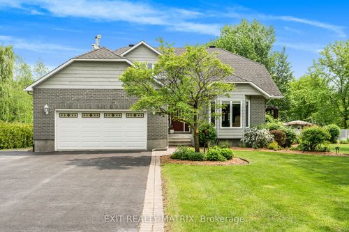 882 Du Castor Rd, Saint Albert, ON, K0A3C0 | Card Image