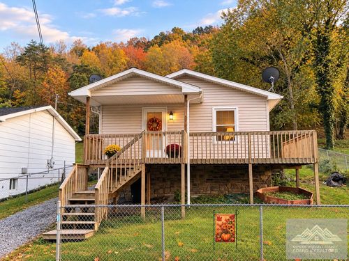 1412 Terrace St, Hinton, WV, 25951-9758 | Card Image