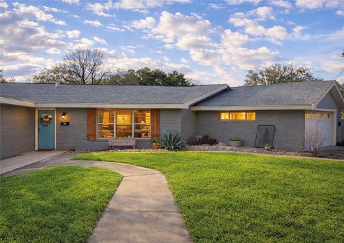 811 N Adams St, Beeville, TX, 78102-4006 | Card Image