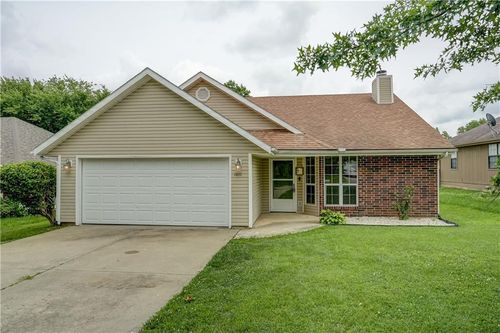 1011 Fox Run Dr, Warrensburg, MO, 64093-9669 | Card Image