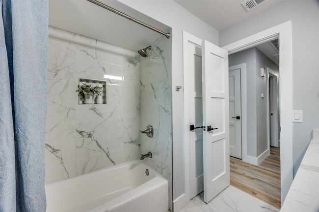 Bathroom with shower / bathtub combination and baseboards | Image 30