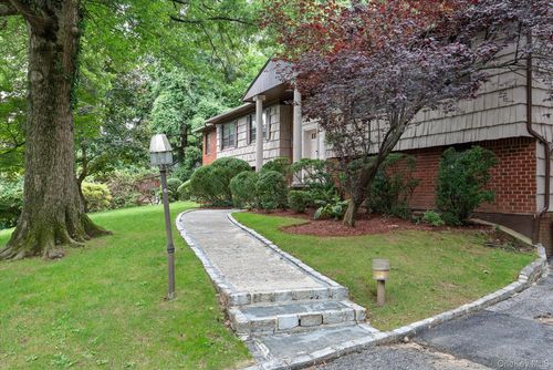 8 Pine Dr, Great Neck, NY, 11021-2830 | Card Image