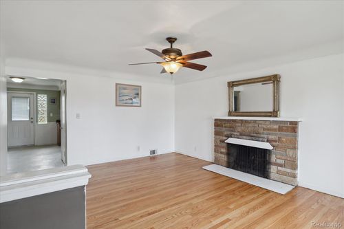 8586 Helen, Center Line, MI, 48015-1537 | Card Image