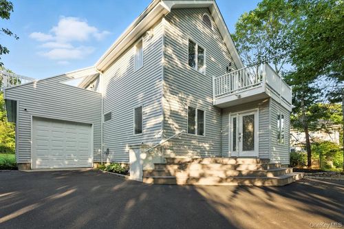 100 Manor Ln, Riverhead, NY, 11901-5606 | Card Image
