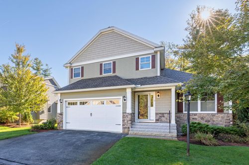 2 Renaissance Cir, Salem, NH, 03079-4365 | Card Image