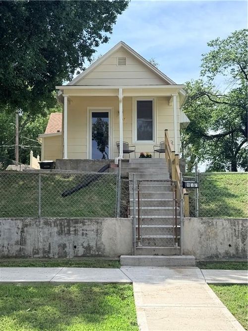 617 Pawnee St, Leavenworth, KS, 66048-1447 | Card Image