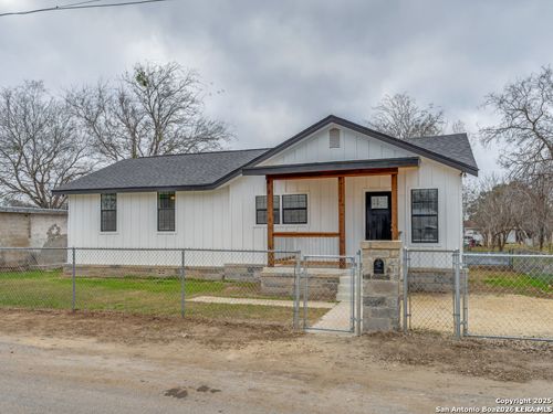 105 Galbreath Ave, Devine, TX, 78016-3207 | Card Image