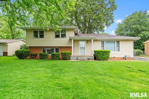 525 Sattley St, Rochester, IL, 62563-9243 | Card Image