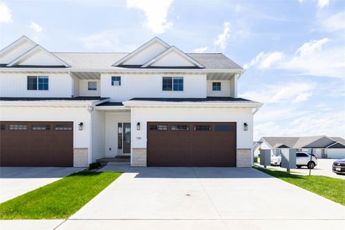 720 Spruce St Nw, Bondurant, IA, 50035-2612 | Card Image