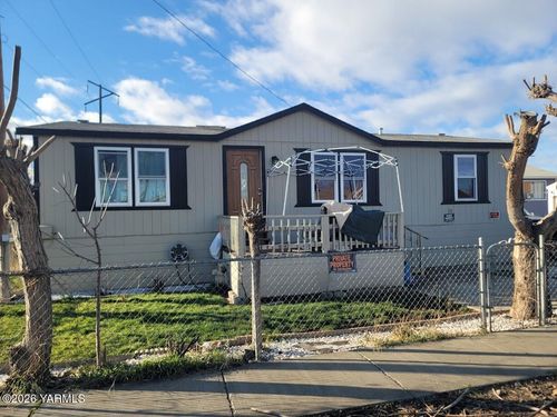 101 W Elizabeth St, Wapato, WA, 98951-1036 | Card Image