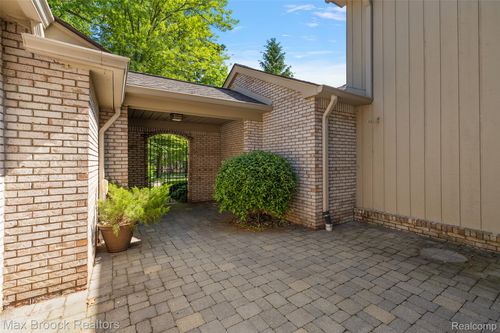 g28-1461 Woodglen Ln, Bloomfield Hills, MI, 48304-1272 | Card Image