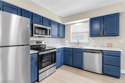 g5-3325 Airport Rd N, NAPLES, FL, 34105-2838 | Card Image
