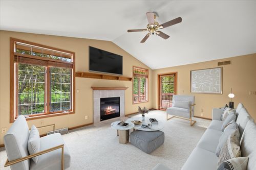 1594835 Graysland Dr, Menomonee Falls, WI, 53051-7532 | Card Image