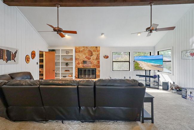 Upstairs living/game room | Image 17