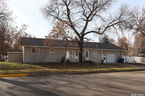 602 Centre St, Assiniboia, SK, S0H0B0 | Card Image