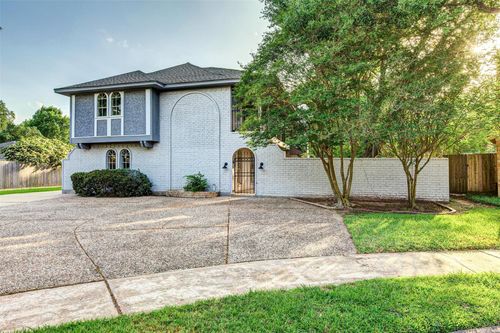603 Woodpark Dr, Taylor Lake Village, TX, 77586-5027 | Card Image