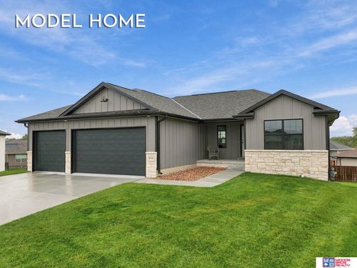 2736 Kinzie Cir, Lincoln, NE, 68507-1967 | Card Image