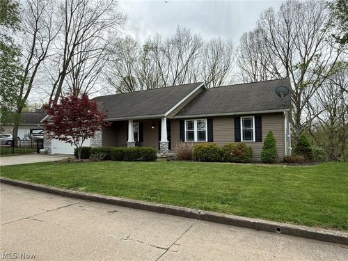 440 Hillcrest Dr Ne, New Philadelphia, OH, 44663-2765 | Card Image