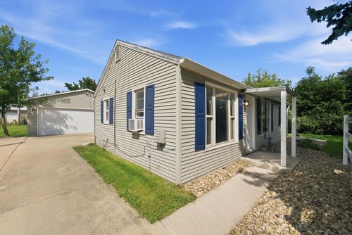 807 Lantz Ave, Cedar Falls, IA, 50613-1328 | Card Image