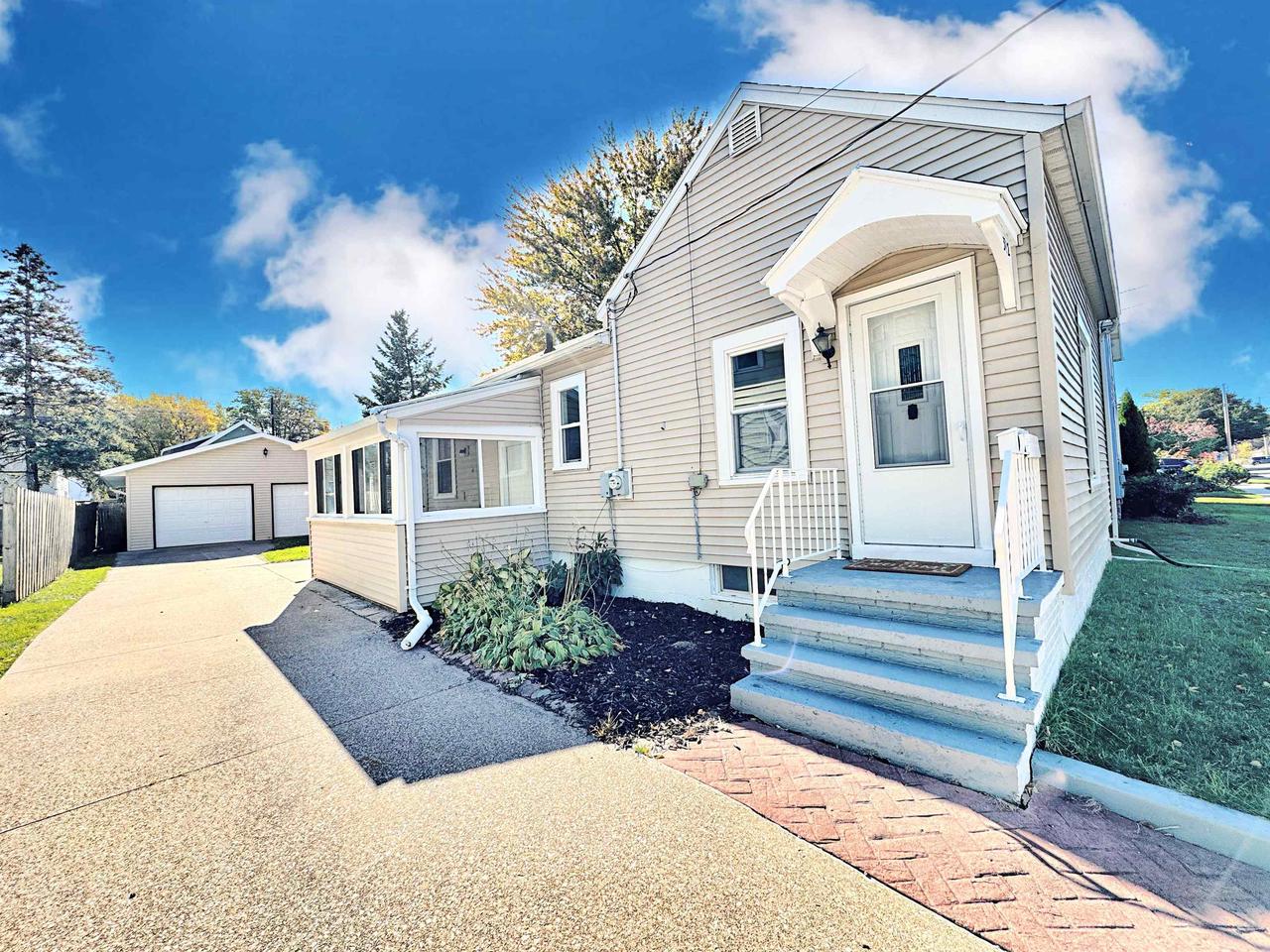 312 Smith Street, For Sale in NEENAH Zoocasa