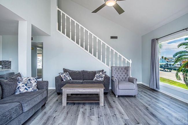 301 Commander Dr, House other with 3 bedrooms, 2 bathrooms and 1 parking in Tiki Island TX | Image 6