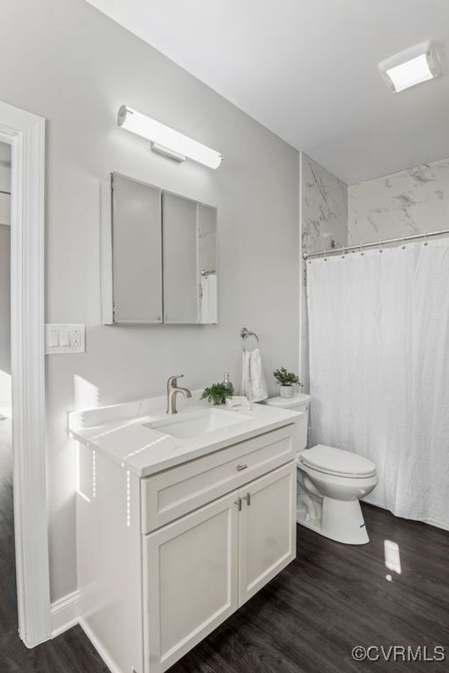 Jack and Jill bathroom with tiled shower/tub combo | Image 18