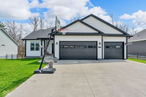 131 Woods Edge Blvd E, Greencastle, IN, 46135-7667 | Card Image