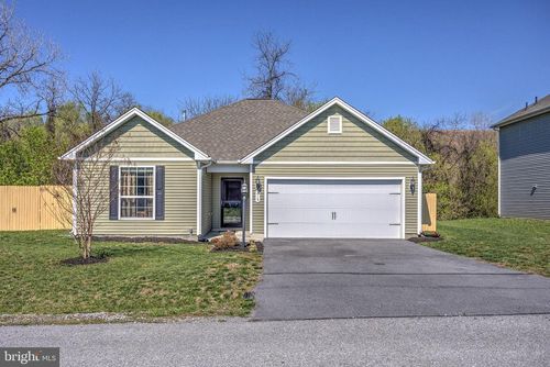 215 Wyeth Ave, MARTINSBURG, WV, 25401-1104 | Card Image
