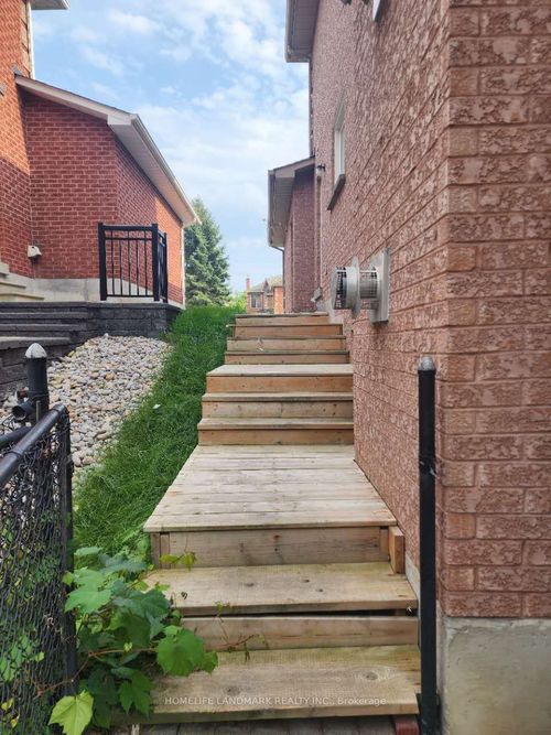 753 College Manor Dr, Newmarket, ON, L3Y8G6 | Card Image