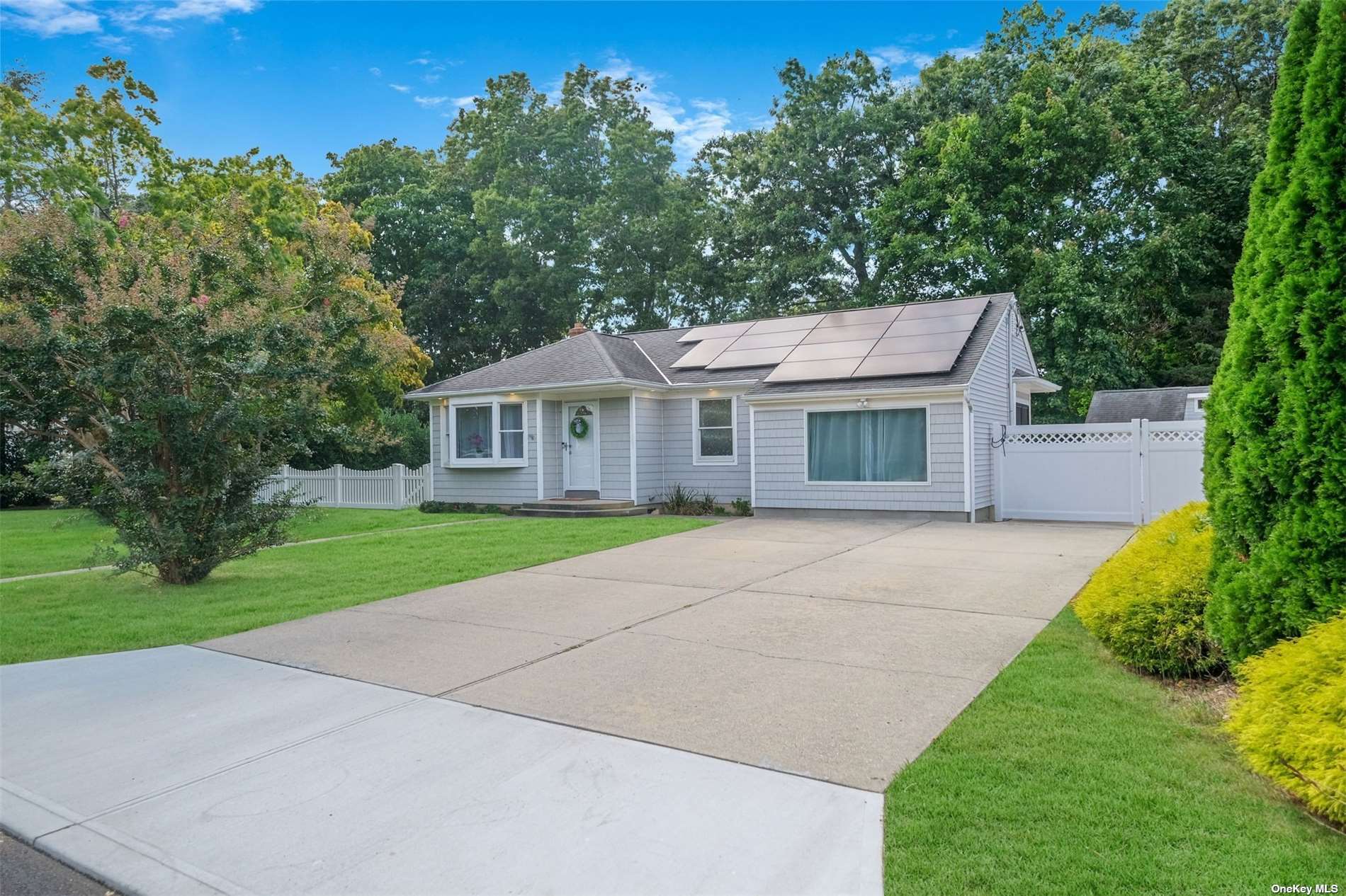 Mayfair Rd, Nesconset, NY 11767