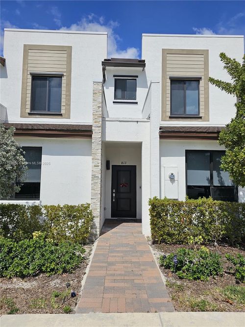 813 Ne 211th St, Miami, FL, 33179-1381 | Card Image