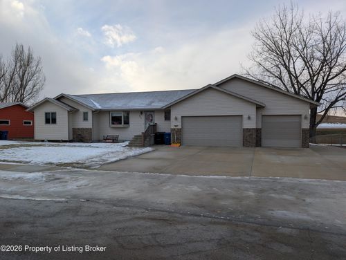 913 Heart Dr, Dickinson, ND, 58601-5825 | Card Image