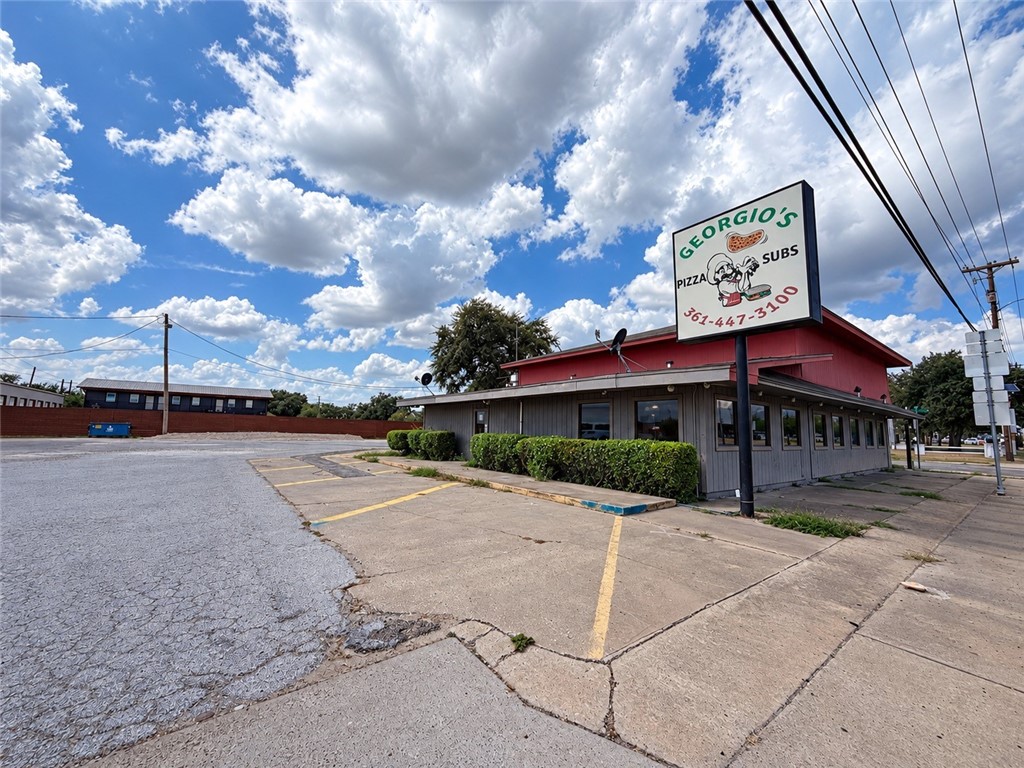 707 Nueces St, George West, TX 78022
