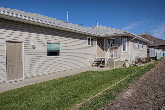 216 48 Avenue W, Home with 2 bedrooms, 2 bathrooms and 2 parking in Claresholm AB | Image 24