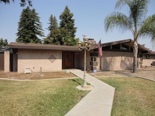 3208 W Royal Oaks Dr, Visalia, CA, 93277-4182 | Card Image