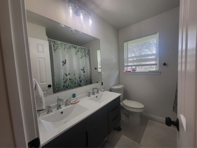 Hallway bathroom | Image 9