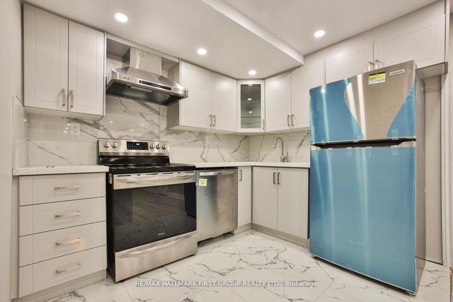 LOWER - 12 Feeder St, House other with 2 bedrooms, 1 bathrooms and 1 parking in Brampton ON | Image 6