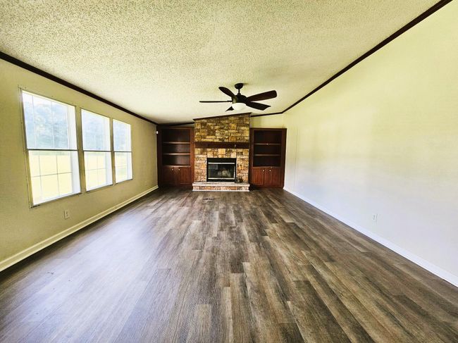 FAMILY ROOM | Image 14