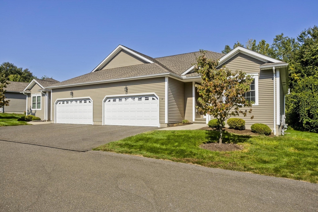 Maplecrest Cir, Chicopee, MA 01013