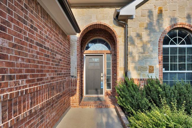 Amazing Curb Appeal - gorgeous flower beds | Image 8