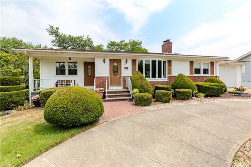 3 Ostend St, Johnston, RI, 02919-3747 | Card Image