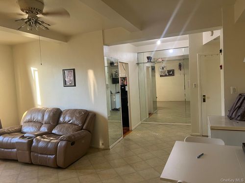 5g-14 Metropolitan Oval, New York, NY, 10462 | Card Image
