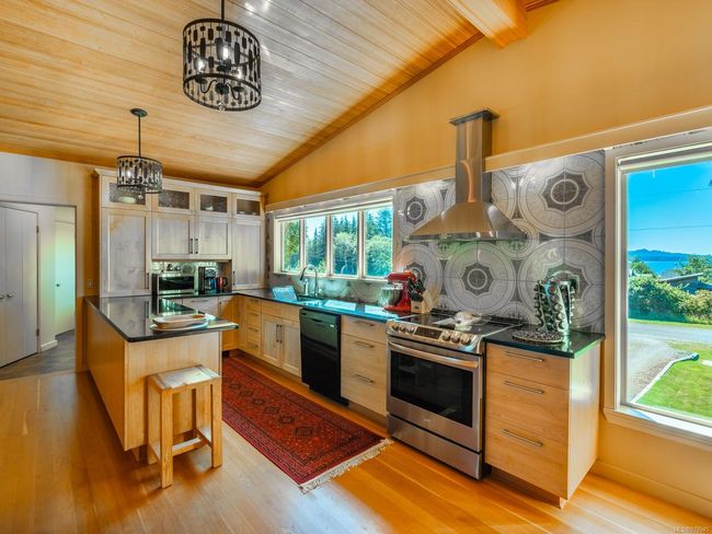 410 17 Th Ave, House other with 4 bedrooms, 5 bathrooms and 4 parking in Sointula BC | Image 17