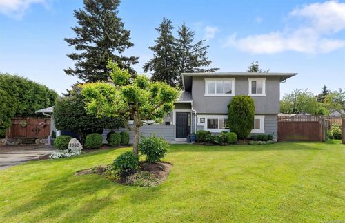 1582 Fremont Pl, Victoria, BC, V8N4Y5 | Card Image