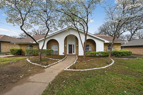 704 Castlewood Ln, Arlington, TX, 76012-4416 | Card Image