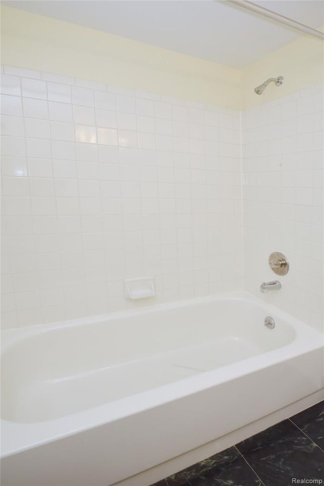 Hall Bathroom | Image 21