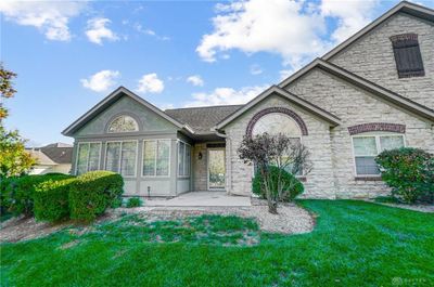 2057 Wentworth Village Drive, Condo with 3 bedrooms, 2 bathrooms and null parking in Bellbrook OH | Image 1