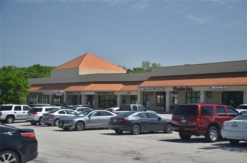 7835-7801-7835 N Oak Trfy, Kansas City, MO, 64118-1426 | Card Image