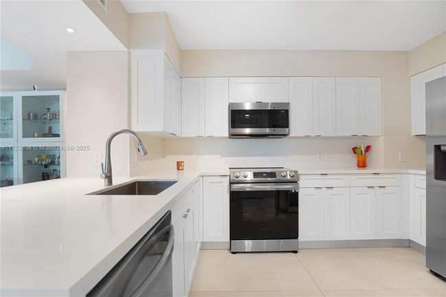 APT-704 - 1155 Brickell Bay Dr, Condo with 3 bedrooms, 2 bathrooms and null parking in Miami FL | Image 19