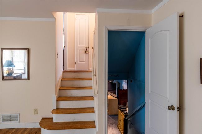 Stairway featuring visible vents, crown molding, and baseboards | Image 12